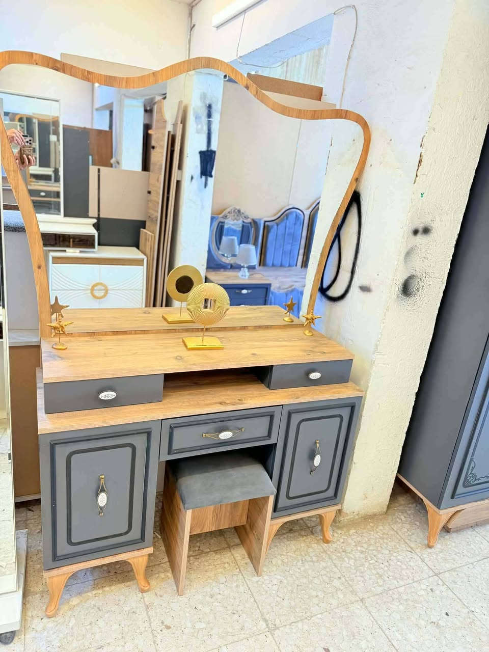 ✨ غرفة تركي كانتري زان الأصلي 9قطع 
نظام ابواب 
سرير مخزن عملي 
 قماش وتر بروف أصلي
✨ نظافة 95/💯
السعر  / مليون و350
 شد ونقل مجاني داخل بغداد
توصيل للمحافظات بأسعار رمزية


**إذا كنت صاحب هذا الإعلان وتريد حذفه لأي سبب، رجاءا أرسل رسالة إلى الدعم الفني**