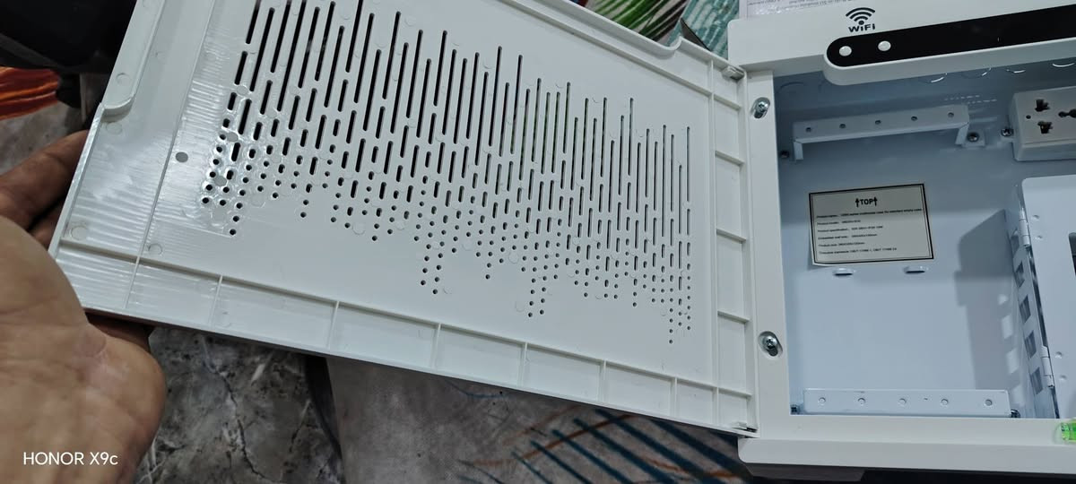 بوكس راوتر + USB المثالي الذي 

يجعل  منزلك 🏘اكثر امان وجمال  🎇💯

 بدي سيركت (صندوق ) راوتر + USB وملحقاته ذات  الكفائه العالية .

مميزاته:

 * يثبت في البيت اثناء البناء ويتم تأسيس مسالك وايرات النت 

والكهرباء المغذيه للبوكس دفن بواسطه بوري او تحت اللبخ .

*يكون الهيكل من الحديد الثقيل .
متوفر بحجمين

1ـ قياساته الداخلية (٣٥ عرض *٣٠ ارتفاع *١٠ عمق )سم 

2ـ قياساتة الداخلية (45 عرض*30 ارتفاع*10 عمق) 
 
* يحتوي بداخله على سيار كهرباء لتوصيل الراوتر بالكهرباء.
 

* يعطيك جمالية  داخل البيت افضل من وضع الراوتر على رف او بوكس بلاستك وكذلك واير هوائي النت دفن اكثر ترتيبا .

* يستوعب DVR كاميرا ٤ خطوط +راوتر انترنت

 الواتساب :

***********
