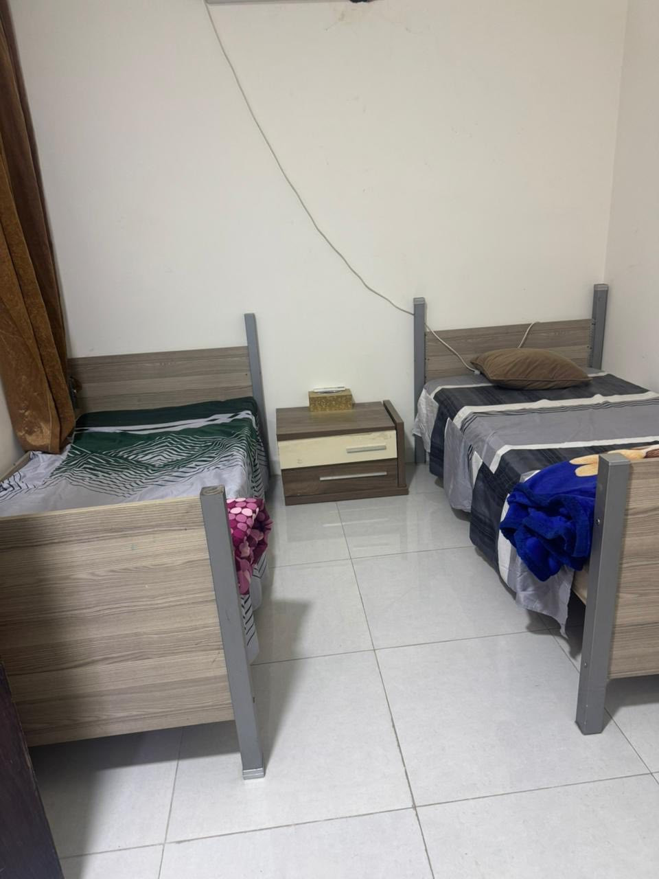 شقة مؤثثة طابق ارضي تحتوي على غرفتين وصالة ومطبخ وخدمات جاهزه من كلشي الدوره شارع ابو طياره مجاور رضا علوان لتواصل *********** سعر الأجار 900
