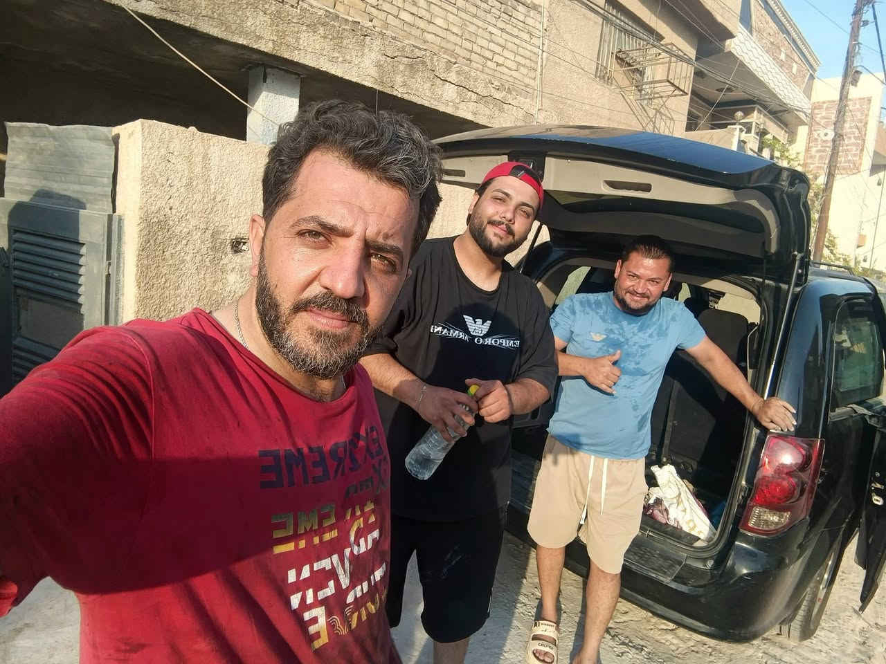 ابطال رغم البهذله ويمين نايمين بشارع
طؤارى 🦸‍♂️🦸‍♂️طوارى... سياره بيه عائله 
 
بفضل الله كدرت ادزلهم الدرايم شفت  والعده كامله 
وضليت وياهم 
ع التلفون وفاتحين كامره وتم تبديل الدرايم شفت وطلع السياره 
علما ان المكان لي عطلت بيه لكرين مايكدر يطب ويطلعها 

عين وصابتهم بطريق ودك الناقصه الفيت بم 😁😁😁😁
لكن وصلوووووووو بسلامه الحمدلله ع سلامتكم 
لاتشيل هم دام احنه موجودين 
#دع_الصيانه_لنا_وتمتع__بالقياده 
م.ابو جميله بخدمتكم 
***********
