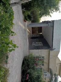 اخوان للبيع ارض زراعيه المساحه دونم ونص وبيها بيت حديث البناء جنس العق...