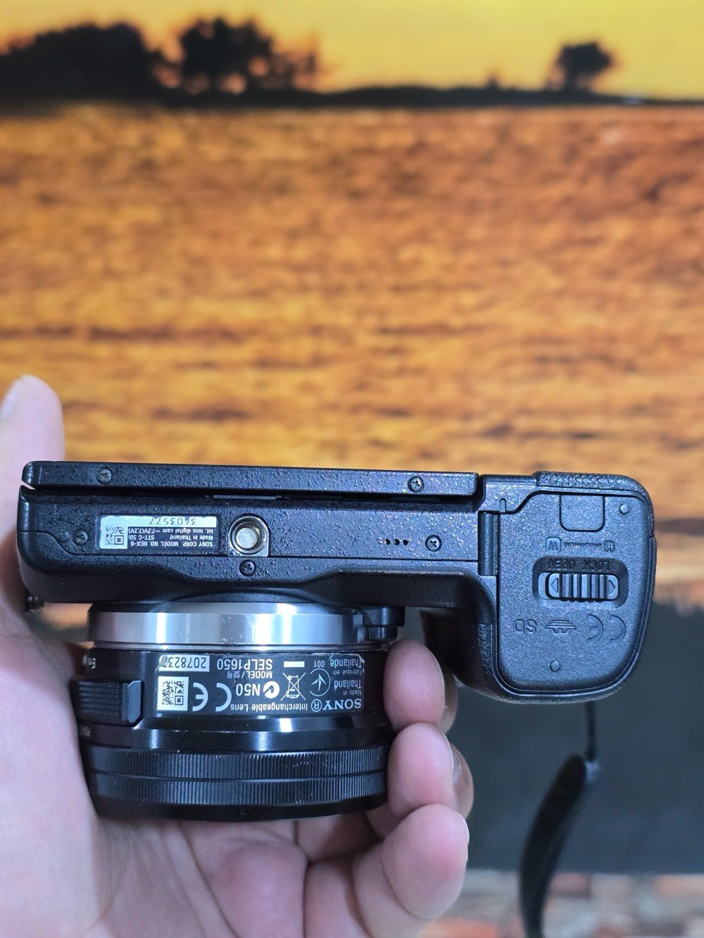 كاميرا Sony nex 6
صورة وفيديو Full HD معروفة بدقتها 
للبيع نظيفه جدا مع عدسة 16-50 وتكدر تغيرها حسب رغبتك
مع بطاريات عدد 4 وشاحنة عدد 2 يعني تصوير ووقت مفتوح
حقيبة صغيرة .

ملاحظة فقط لمبة الفلاش عاطلة رجاءا الإنتباه على هذه المسألة .. 
الكاميرا غير داخله لاي تصليح