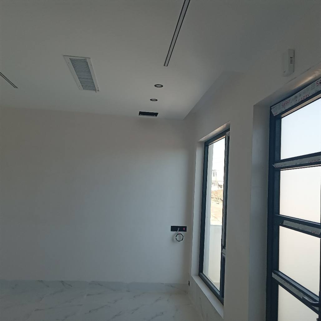 ئەم خانووە بۆ فرۆشتن لە بەکرەجۆ
ڕووبەری خانووەکە 105 مەترە
پێشی خانووەکە 8.75 مەترە وە قووڵی خانووەکە 12 مەترە 
ڕووی ڕۆژهەڵاتەو کۆڵانی 12 مەترییە 
بەرامبەری باخە
خانووەکە تازەیەو بەکار نەهاتووە
پێکهاتووە لە ژوورێکی میوانی گەورەو مەتبەخ و دوو نووستن و موشتەمەلات
خانوەکە کامل کاشیەو سەقفی کنافە ودەکتی موبەریدەشی بۆکراوە
نرخی 5 دەفتەر و 40 وەرەقەیە
بۆ زانیاری زیاتر پەیوەندی بکەن بە نووسینگەی نوێ بوونەوە 
*********** السليمانية, العراق
