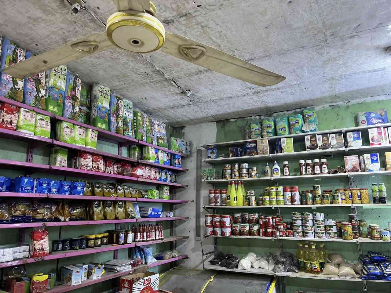 سلام عليكم أسواق للبيع موقع حلو نجف حي ميسان دخل يومي 250  عوزه غراض وترتيب البرادات 12 منهم 2 للشركه العراضات البطيحه 4 كلهم اليه مو للشركه كامرات وشاشه وإنترنت ومخازن 2 وسبلت عامودي وعارضات ثنين بل مخزن وحده مال بقلاوه وحده مال مداليات ومبرده موجوده وسقيفه جينكو وبصفك محل مال باله ماكنه حلو إيجاره 225 الاستفسار ***********
