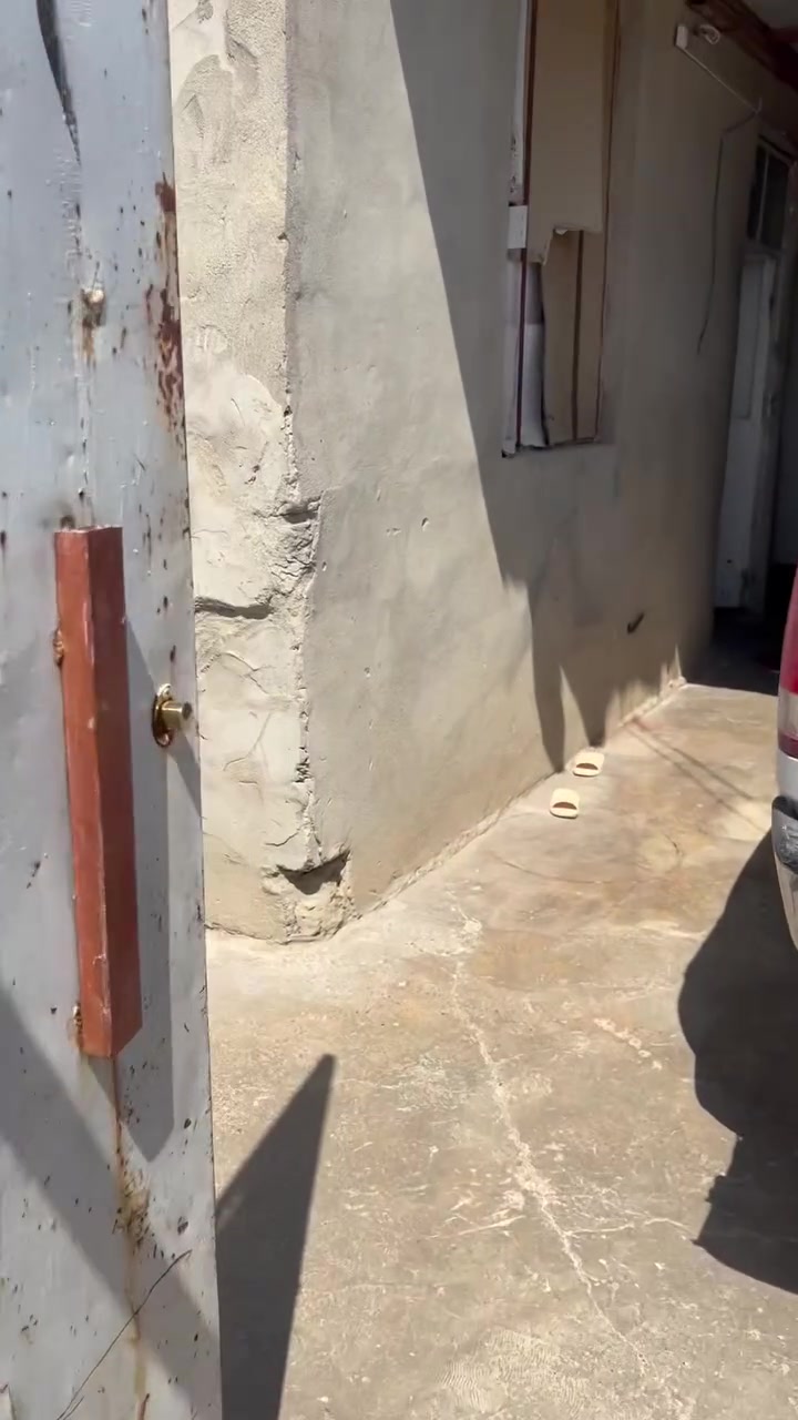سلام عليكم بيت للبيع في تل الرمان يم جامع صفي الرحمن مساحة البيت ١٨٠ غرفتين وا هول و مطبخ واستقبال البيت تجاوز بي كرت بلدية سعرو ١٣ وبي مجال /***********/***********
