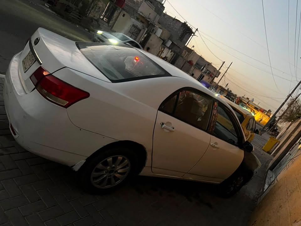 سياره بي واي دي موديل ١٣ حداديه كفاله مكينه كير محور كهربايات شغاله تبريد يحتاج كمبروسر  واضحه ب صوره اكو ضربه و خياسات بسيطه سعره ٣٥ بيه مجال قليل عنوني قبله ***********
