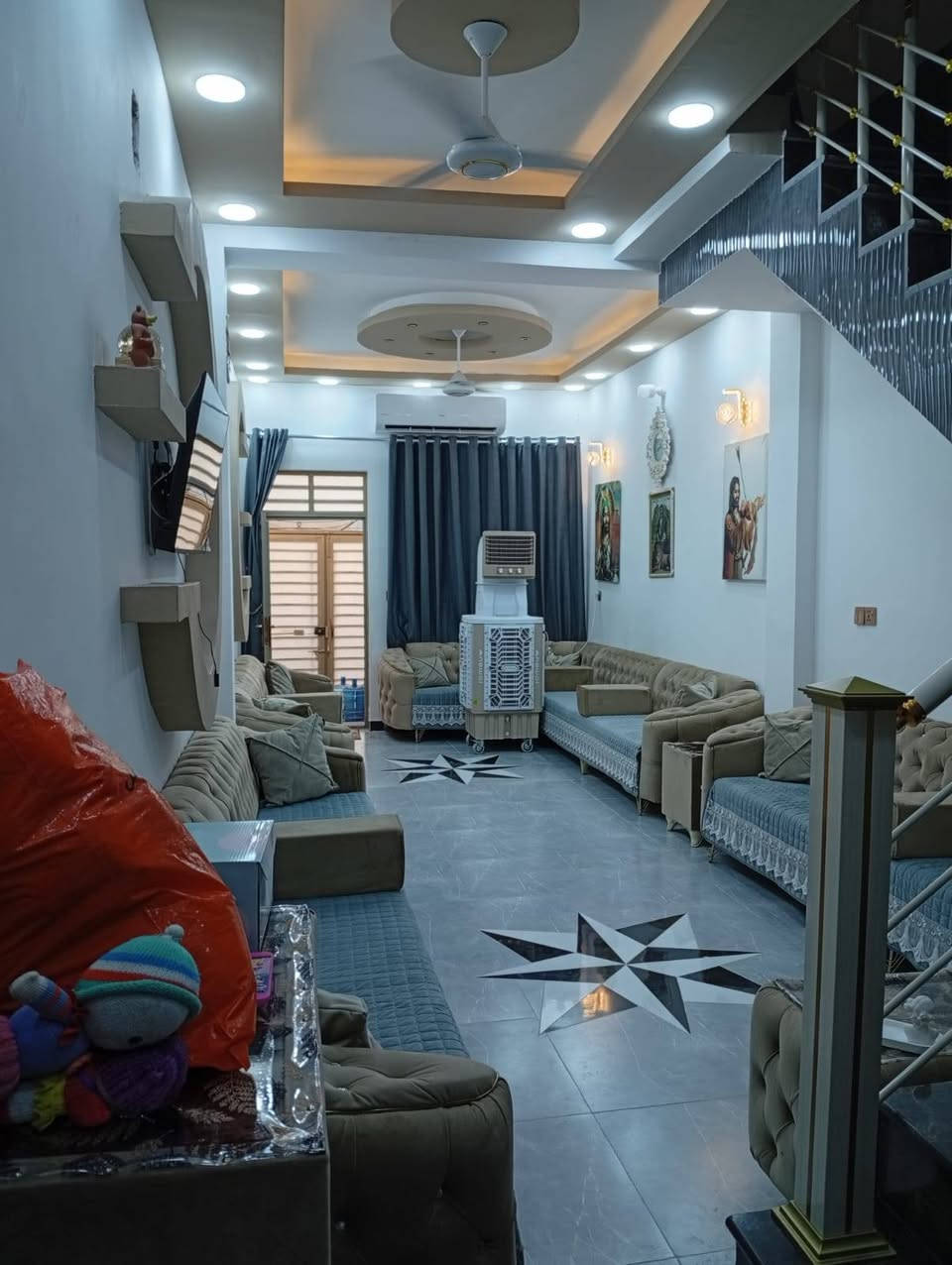 سلام عليكم بيت ٨٠متر حي المكرمة منطقة ٧٠٠٠قرب الشارع الرئيسي ثاني فرع عن الشارع الرئيسي طابق واحد متكون من غرفة ومطبخ ومكشوفة وحمام داخلي وحمام خارجي واستقبال وصالة مفتوحة على الاستقبال وصالة فوك شغل درجة اولى مال جناي للاستفسار الاتصال على الرقم ***********
