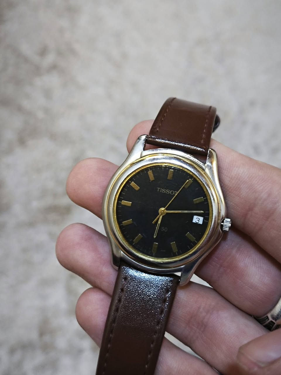 السلام عليكم
ساعة تيسوت سويسري أصلي 
أنتاج قديم 
سير جلد 
قطر متوسط 
نافدة تاريخ شهري 
الساعة نظافة تامه 
ماكنه سويسري أصلي 
السعر 70 الف وبيها مجال للشراي 
للتواصل واتساب أو الاتصال على الرقم 
***********
