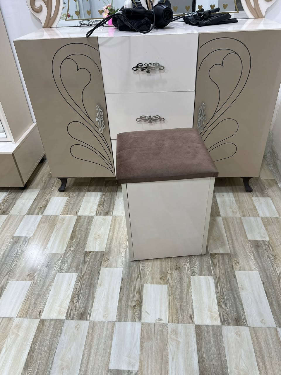 سلام عليكم. غرفه تركي حلوه وشوفت عينك ام 6.  هاي ملحقات غرفه كامله مثل ماتشوف بصوره وبعد انضف 800 وبيها مجال.   ناصريه مركز حي تضحيه.    ***********
