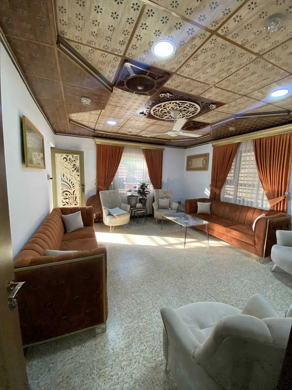دار للبيع حي الاخاء قرب كنيسة تايتنك مساحة 200 متر واجهة 10 طابق واحد يتكون الدار من كراج 
وتواليت خارجي ومطبخ واستقبال وهول وصحيات 
وغرفتين بالصدر وبيتونة #مكتب_قصر_الامراء
للاستفسار *********** | ***********
متوفر واتساب ايضا
