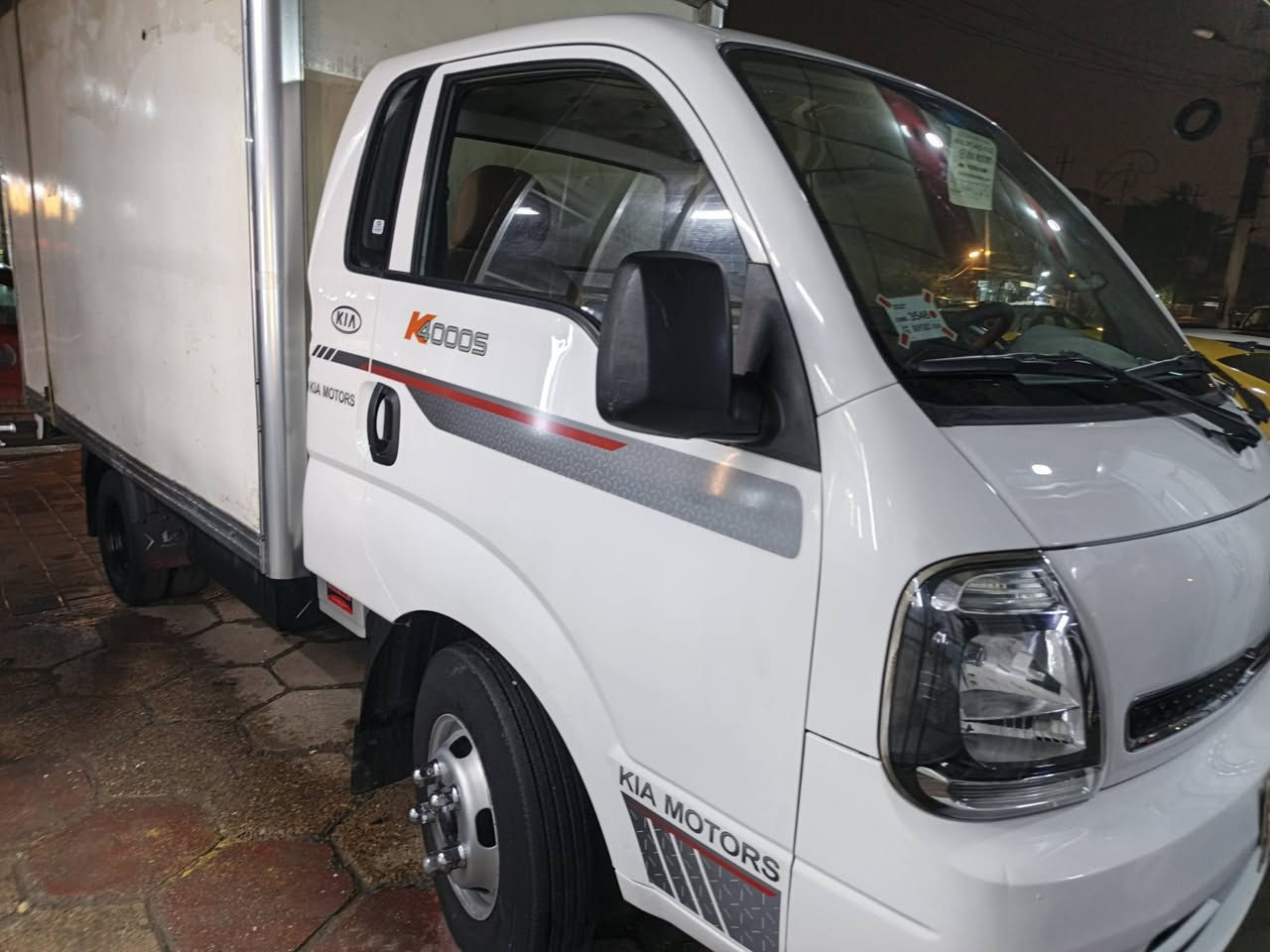 للبيع كيا بنكو فحل بوكس موديل ٢٠٢٠ جديده جدا ماشيه ٦٤ بدون صبغ أو بارد حساسات خلفيه كامره خلفيه للاتصال   *********** سعر السياره ١٦٥ رقم بغداد تخم تاير جديد كوري سياره كامله بدون أي نقص
