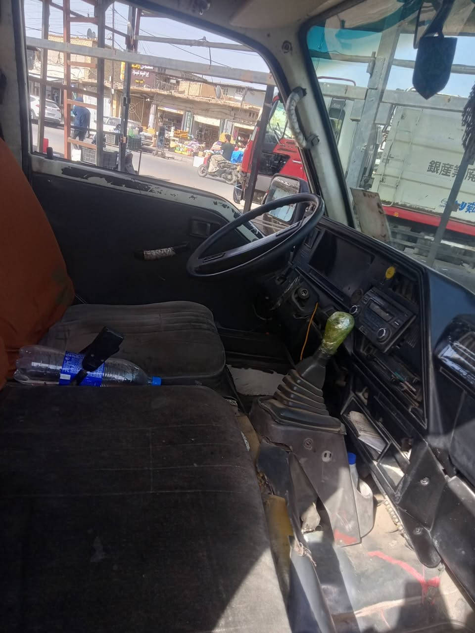 السلام عليكم السيارة نيسان موديل 92تحويل مباشر وعليها غرمات هيئه ومرور ملون نص سنويه نافذه لغايه شهر العاشر26كير ومكينه بنكو كاز جاهزه مال شغل سعرها 20بيه مجال بصيط العنوان الشعله رقم الهاتف ***********
