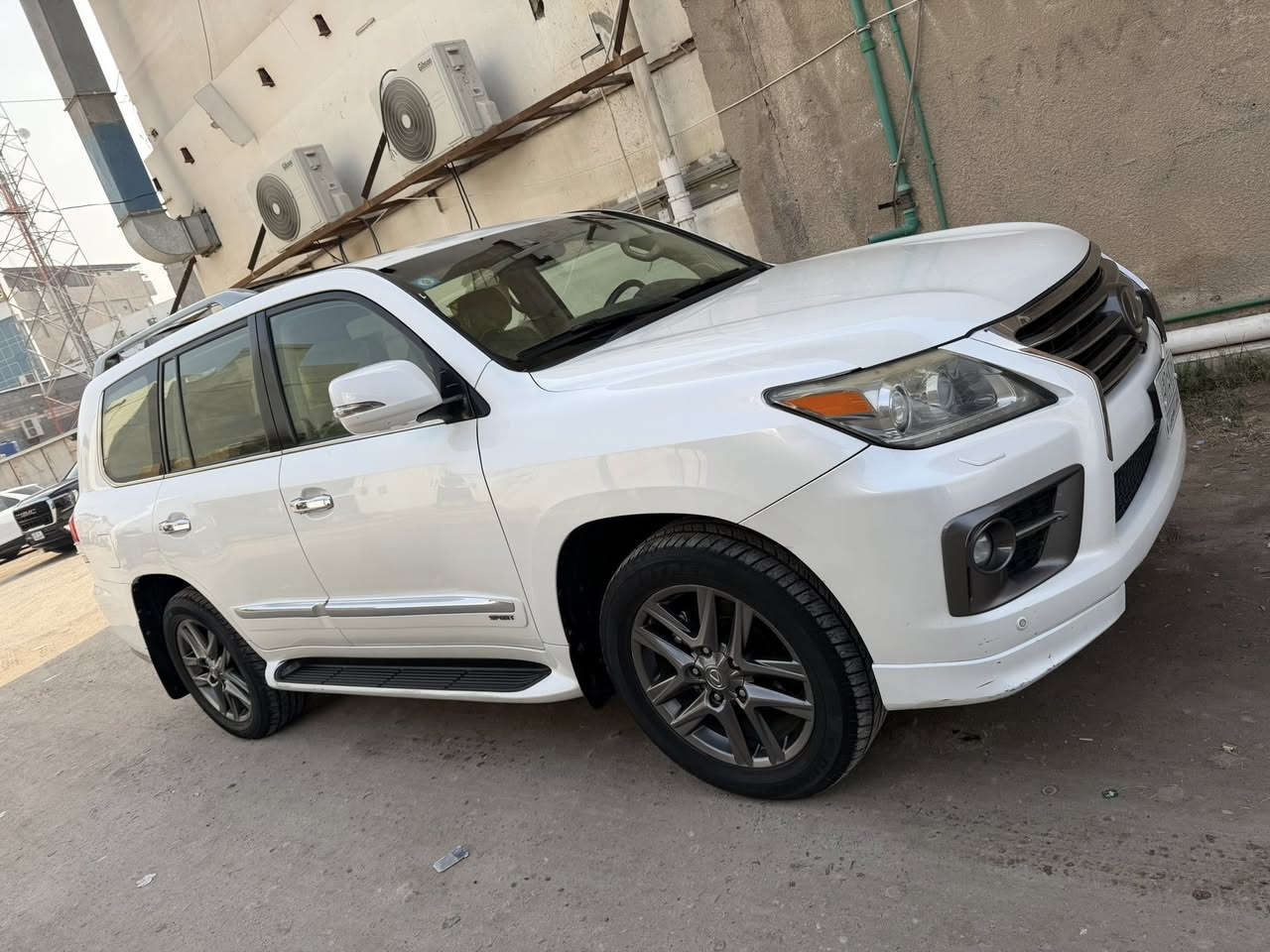 السلام عليكم لكزس موديل 14
السياره نضيفه بيها بعض الملاحضات البسيطه 
مكينه كير بدي كله جديد 
السعر 3 شدات و 60 وبيها مجال بسيط 
الاستفسار 
***********
