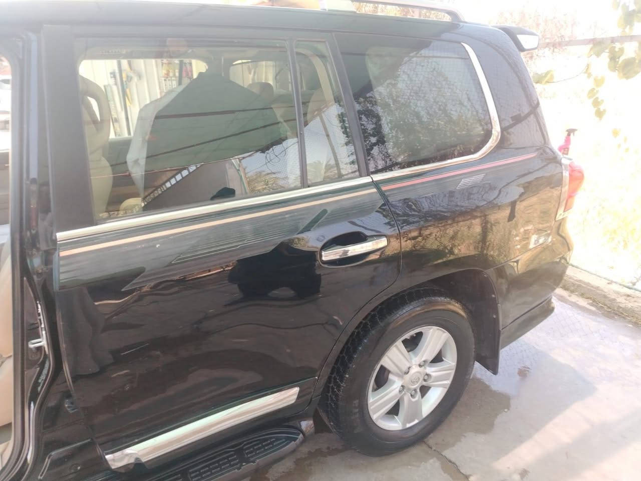 تويوتا لاندكروزر بريم 2012 🚗
الموديل: 2012

​المواصفات: خليجي (فول مواصفات)

​المحرك: 6 سلندر V6 (اقتصادي وقوي)

​المسافة المقطوعة (الماشية): 99 ألف كيلومتر فقط (ممشى حقيقي وقليل جداً)

​✨ حالة السيارة والضمان (المكفول):

​كير، محرك، وصدر بشرط الفحص والمكفول 100٪.

​السيارة بحالة ممتازة جداً وجاهزة للاستخدام فوراً.

​🎨 الصبغ والتحويل:

​تحتوي على صبغ في (جامرلوغ أمامي واحد) فقط بدون أي حوادث مؤثرة.

​السيارة تحمل رقم بغداد وجاهزة للتحويل.

​🌟 أبرز المواصفات المعروفة للسيارة (حسب الصور المرفقة):

​فتحة سقف (سلايد روف).

​شاشة أمامية مع كاميرا خلفية ونظام ملاحة.

​كراسي جلد بلون بيج مع تحكم كهربائي بالمقاعد.

​تحكم ستيرن كامل (فول تحكم جهتين) مع لمسات خشبية مميزة على الديكور الداخلي والستيرن.

​نظام دفع رباعي (فور ويل 4x4) مع قفل الدفرنش (دبل قير).

​بصمة تشغيل وبصمة أبواب (دخول ذكي).

​تبريد مركزي (ثلاث قطع) مع ثلاجة داخلية.

​حساسات أمامية وخلفية.

​إضاءة زينون عالية الكثافة مع كشافات ضباب أمامية ونوازل لايت.

​ويل كروم قياس كبير مع دواسات جانبية، وجناح خلفي (سبويلر)، وسكك سقف (بارات).

​📞 للتواصل والاستفسار:***********
