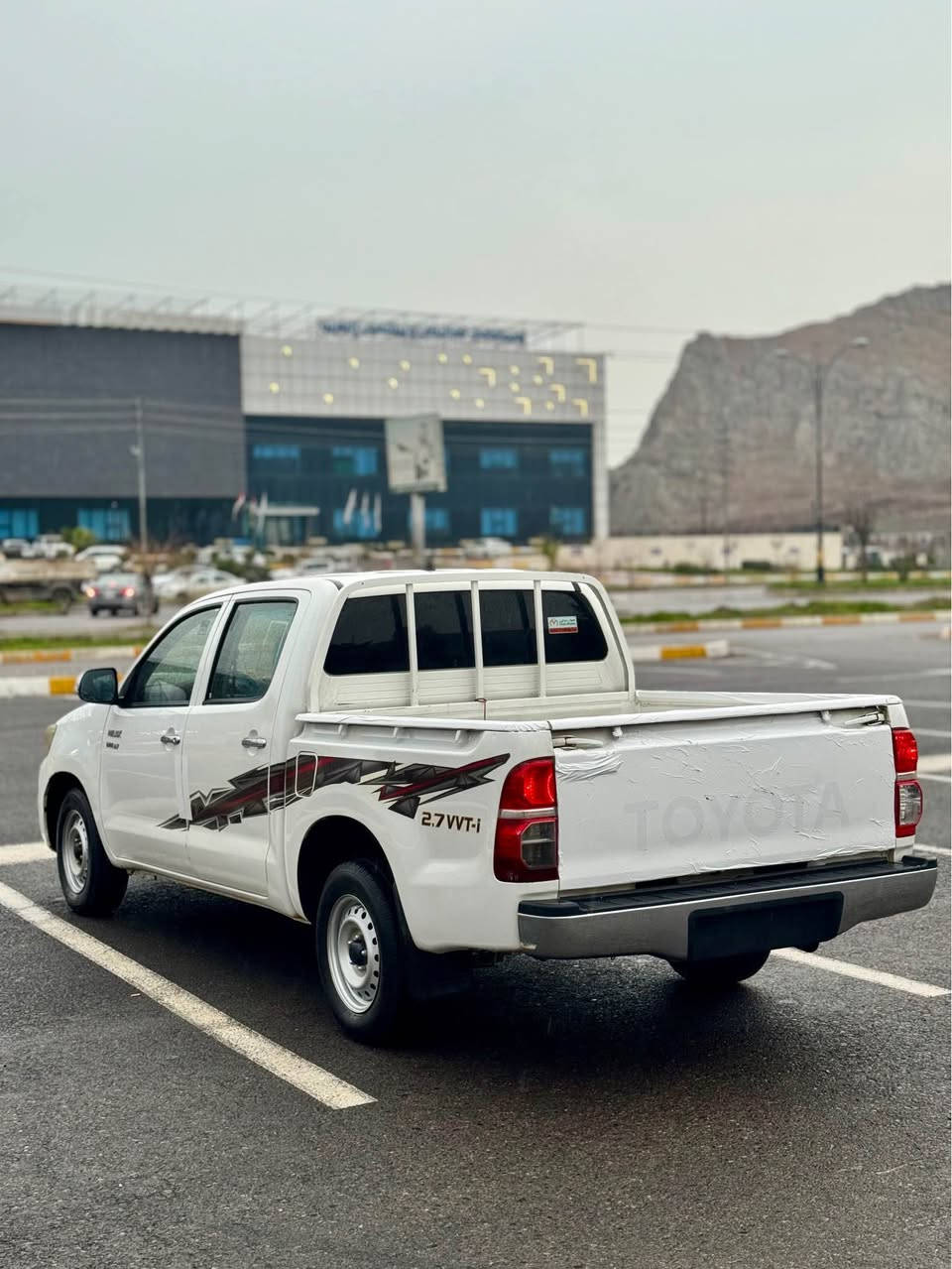 بە ناوی خوای گەورەو مهیررەبان 
تۆیۆتاهایلۆکس ٢٠١٣ پارچەرەش لەسەر ساخی  هەمو گیانی بە شەرت ٤ تایەی لۆکی لە ژێرە ڕۆنی تازە گۆراوە پێشو پشتی تازە توند کراوەتەوە.  سەنەوی نوێێە تا کۆتای ٢٠٢٨ گێرو مەکینە بە شەرت نەکراوتەوە سەیارەی مەحرەز نیە هی مالی خۆمەو بە ناو خۆمەویە.هیچ مەسرەفێکی تیدا نیە           تەنها     ٢٠٠ کم هەزار ڕۆشتوە
0772 117 0580  watsup رانية, السليمانية
