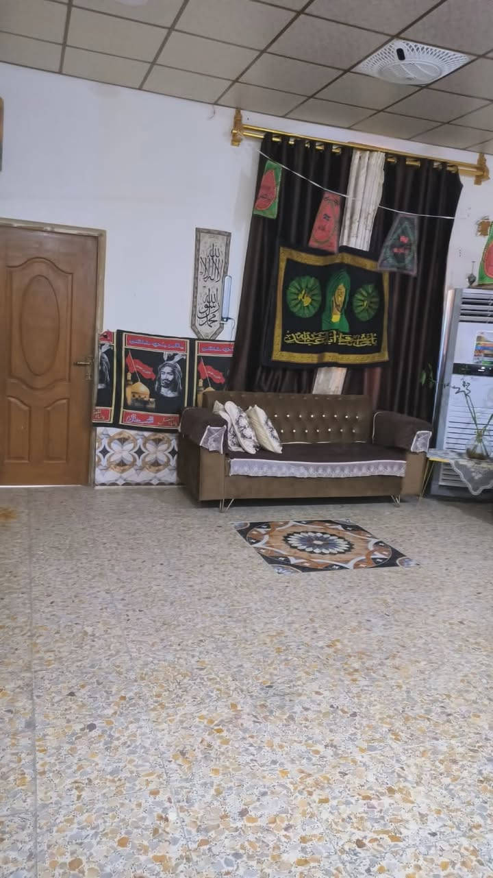منزل للبيع،في البصرة الكباسي شارع جمعه القريني ييعد 100 متر عن الشارع العام، كهرباء وماء،واجهيه 10 نزال20،مساحة 200م،طابو زراعي مشترك حصه وعقد مصدق محكمه وبلديه، بناء 2015 ثرمستون،طابق ارضي، وطابق ثاني شقتين،شقه باب خارجي وشقه الثانيه باب داخلي،سعر مناسب وموقع حلو ومتوفر يمه كافة الإحتياجات،منطقه هادئه وكذلك جوارين،باقي تفاصيل والسعر مراسلة او الاتصال بالرقم،***********
