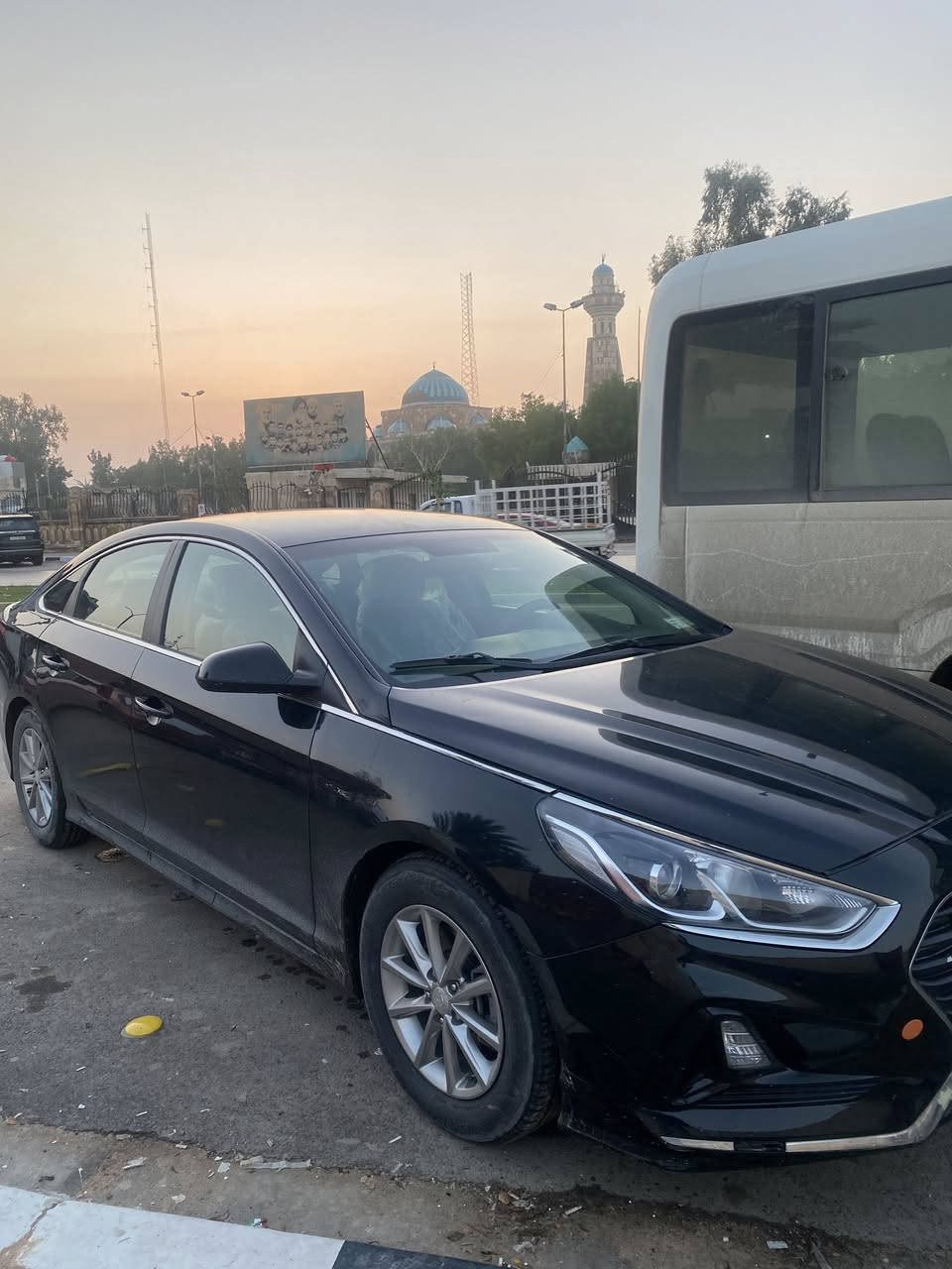 سوناتا 2018  وارد أمريكي
مواصفات النص فول العادية 
السيارة بأسمي وسنوية جديدة تحويل ثاني يوم 
السيارة كاملة زنون عالي تبريد تخم تايرات مكينة وكير ممفتوحات حادثها بنيد وجامرلغ وبيها بارد بالجامرلغ الثاني شوية ماشية 95 ألف 
السيارة نظيفة شوفت عينكم مثل ما واضح بالصور 
السعر 120 وبيها مجال بسيط
***********
