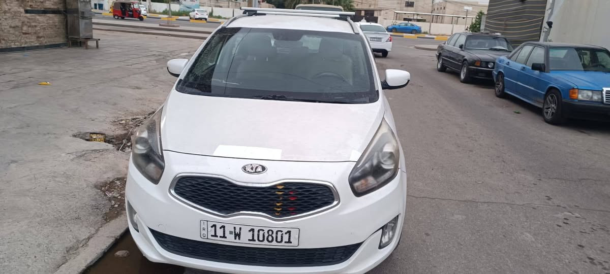 سلام عليكم   كيا كارينز 14 رقم بغداد باسمي ماشيه. 140  كير ومحرك وتبريد مكفول حداديه يرادلها ترتيب من ناحيه الصبغ بيها بس الدوسه اليمنى صبغ وتكحيل بسيطه وبيها سمكره بارد بالباب الخلفي الجهه اليسرى مفتوح وعندي تكشير بالبنيد  السعر 132 وبيها مجال مكاني بغداد ***********.   مكلف بلنشر   واتساب موجود
