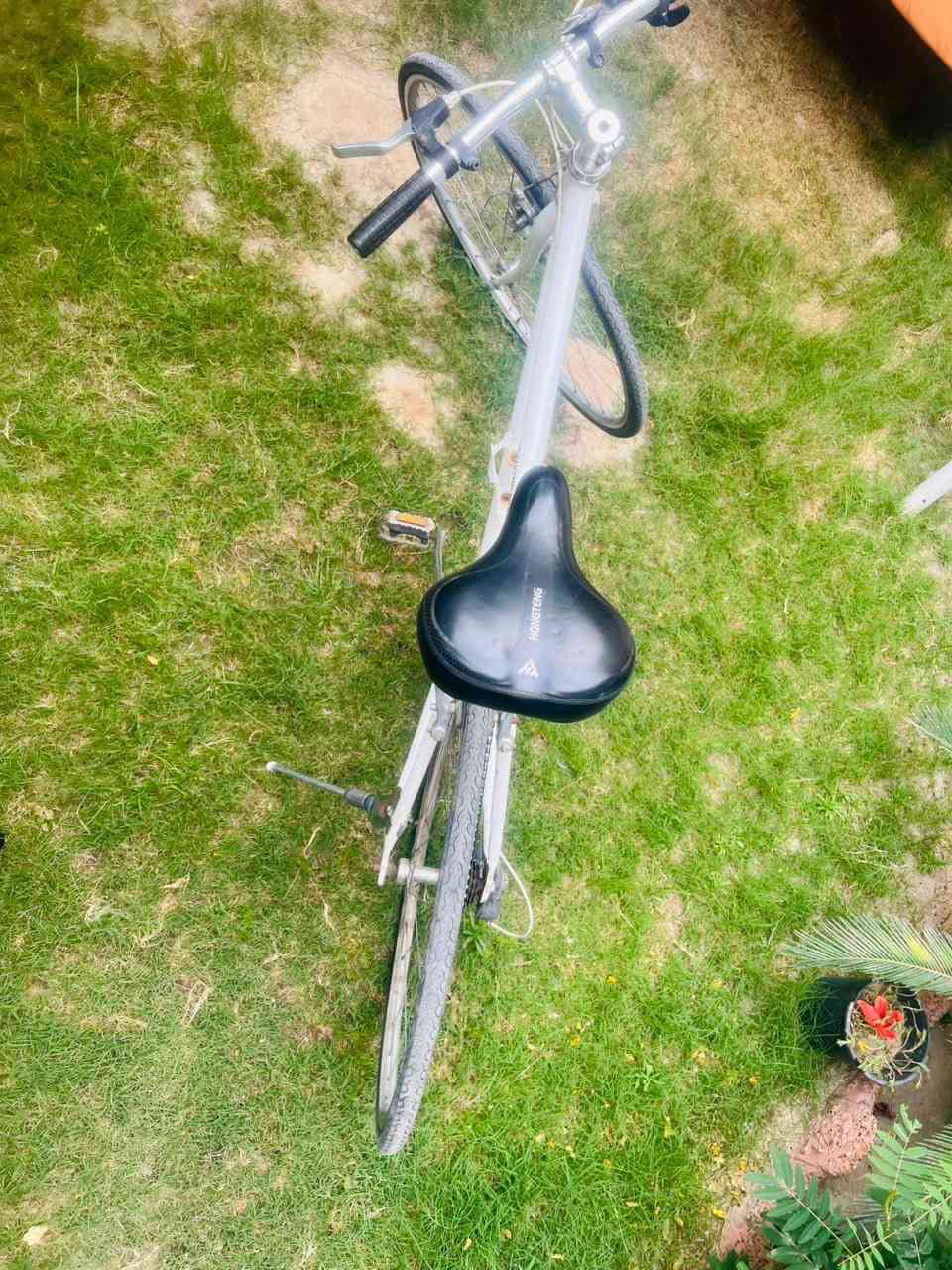 🚴‍♂️ بايسكل Weekend Bikes هجين بحالة ممتازة للبيع 🚴‍♂️
السلام عليكم شباب، متوفر بايسكل Weekend Bikes أصلي بحالة ممتازة جداً ونظيف، وجاهز للاستخدام مباشرة. البايسكل هجين (Hybrid) يجمع بين خفة وسرعة بايسكلات السباق وراحة بايسكلات المدينة، مثالي جداً للرياضة أو للتنقل اليومي.

⚙️ المواصفات والتفاصيل:
 الماركة: Weekend Bikes (الاسم واضح ومكتوب على الفريم بالفوسفوري).
 الهيكل (الفريم): ألمنيوم خفيف وقوي، بلون أبيض مميز وتصميم كلاسيكي مريح.
 نظام السرعات: شيفترات ومكيف سرعات Shimano اليابانية الغنية عن التعريف (تحكم كامل وسلس بالسرعات للمرتفعات والمسافات الطويلة).
 المقعد (الصدر): مريح جداً ومزود بغطاء Riding مبطن لراحة تامة أثناء القيادة لمسافات طويلة.
 الإطارات: رفيعة وانسيابية مخصصة للشارع والأسفلت، تعطيك سرعة عالية بأقل مجهود.
 الملحقات: يحتوي على جك (مسند جانبي) بلادي + قاعدة مطرة ماء مثبتة على الفريم.

📝 ملاحظة للمشتري: 

البايسكل شرط مال حاوية، منزّله حتى ما غاسله، يعني يحتاج غسل فقط وغيره ماكو شي، كامل مكمل من كل النواحي.

💰 السعر والموقع والتواصل:
 السعر: 100 ألف (وبي مجال للشراي )
 الموقع: بغداد - حي العامل
 للاستفسار والتواصل: أبو علي - واتساب فقط على الرقم ⁠***********
