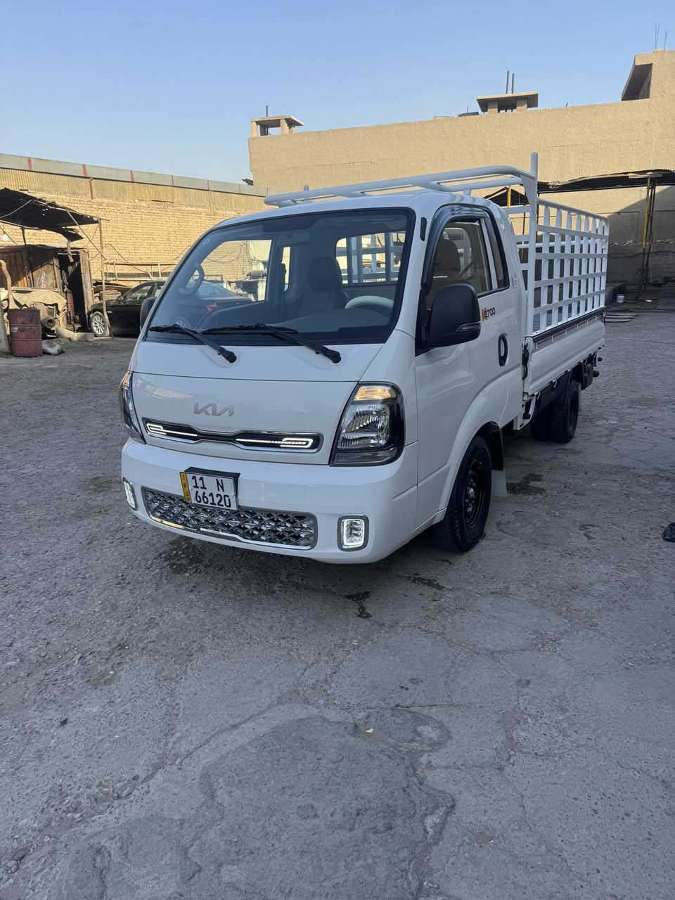 السلام عليكم للبيع كيا بنكو 2700 موديل 2024 مكفوله كفاله عامه ماشيه ٣٧ الف السياره استخدام شخصي بس داخل بغداد ابيع بدون محجر الغرفه مدوشمه كامل كشنات وارضيه والربع السعر ١٦٠ وبيهة مجال بسيط جدا مكاني بغداد 
***********
