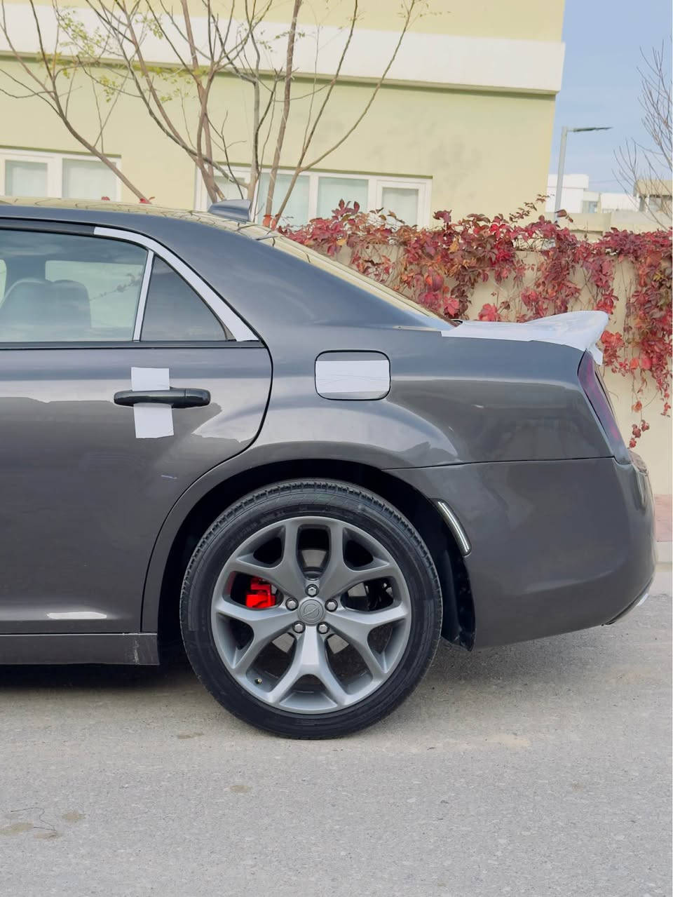 سلام عليكم 
اوباما كلايسلر c300 
موديل 2022 اصل 
مواصفات c معروفة 
شاشة وكشن كهرباء 
حساس خلفي رادار جانبي 
دمام خلفي بالصندوق 
داخل جلد 
(السيارة مو عام بس ابيع صبغ عام)
(بجم صفاح خلف كبس بدون دواخل وبدون ايرباك) 
السيارة عمرتها من الصفر كلشي جاهز بيها من صبغ ومن سمكرة ومن بوليش وحمام 
بدون لحيم وكص 
باسمي تحويل ثاني يوم 
ماشية 43 الف mi
كير ومحرك بشرط 
السعر مناسب 
(178$) ومجال بسيط جداً 
مكان اربيل 
*********** أربيل, العراق
