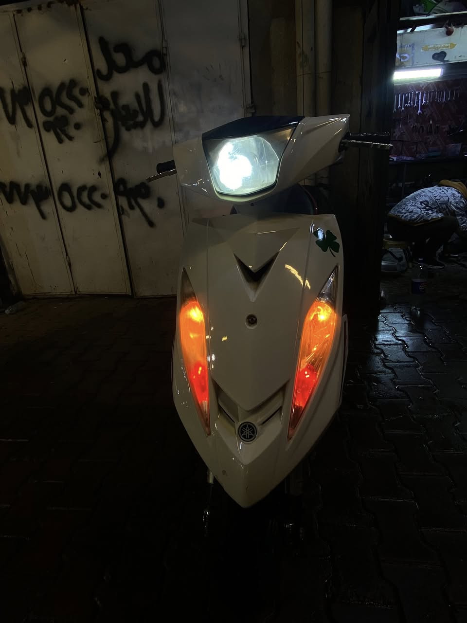 السلام عليكم شباب جيتي ار للبيع الدراجة جديدة بلكارتون بيها هواي غراض مكينة 58.5كور رياضي بصمة 
بيها صدر امامي DMSبيها دبل خلفي DMSبيها فلاوين NCYبيها يدات بريك اصلية كلجات كودو أصليات بيها صالصنة فكتوريا قطرة دهن وأكسل رياضيات وبعد بيها هواي غراض مذكرتهن كفرها الأصلي موجود احمر بس تعبان الدراجة خير من الله عارضها ب١٣٥٠بيها مجال مكاني الوزيرية ***********
