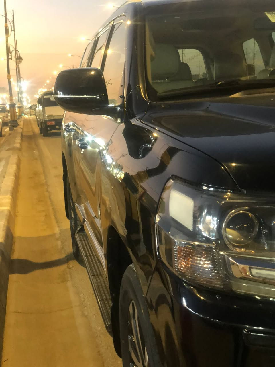 السلام عليكم للبيع لاندكروز 2019 فول مواصفات بريم اصل كفاله عامة السيارة حيل جديده مواصفاته 
بصمة تشغيل وابواب وجنطة 
شاشة 
ديفي ار بالسقف 
سلايد روف 
محرك 6 سلندر 
فور ويل 4X4
وبعد بيه مواصفات هواي معروفه مواصفات البريم 
السيارة رقم بغداد باسمي شخصيا 
مكانة كربلاء الهنديه 
السعر :550 وبيه مجال 
للستفسار ***********
