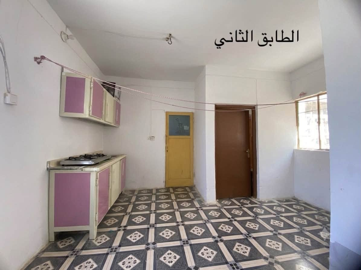السلام عليكم بيت ركن طابقين 110م واقع حال الموقع تجاري و مُميز ، بي 4 غرف نوم واستقبال و مطبخ حار وبارد و مَنور و 3 صحيات و صالتين  الطابق الثاني غير مسكون ممحتاجي ، البيت نظيف وخريطته مرتبه و قريب على السوق والمدارس العنوان حي العامل - قرب مول الباقر  
السعر 190 و بي مجال ان شاء الله
للإتصال ***********
