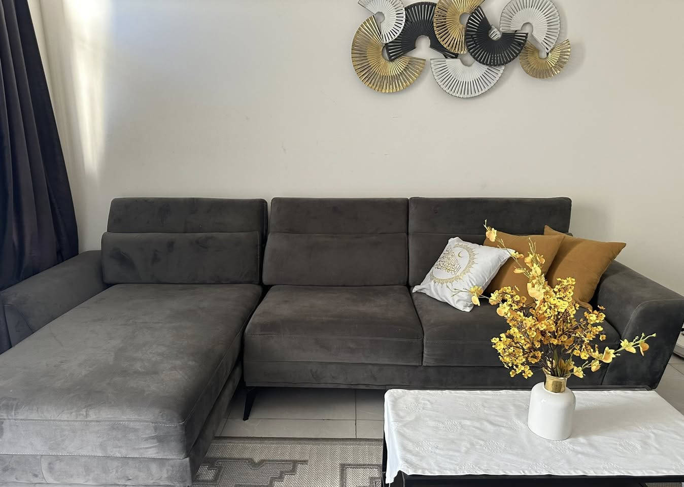 تخم زاوية لون رصاصي
بحالة ممتازة جداً
قماش ناعم ومريح
واسع ومناسب للعائلة 
 مع كرسي مفرد بنفس اللون
مستخدم استخدام خفيف
تصميم عصري وأنيق يناسب جميع الديكورات
السعر 600
مكاني السيدية


**إذا كنت صاحب هذا الإعلان وتريد حذفه لأي سبب، رجاءا أرسل رسالة إلى الدعم الفني**