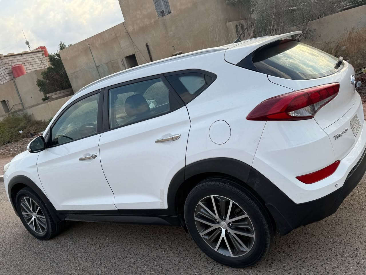 توسان 2017 خليجي 
رقم بصره تحويل مباشر 
سياره فقط بنيد صبغ 
باقي سياره كفاله 
كير محرك كفاله شرط ما مفتوح 
حداده خير من الله  
ماشيه 130 
حساس امامي خلفي 
سويج  
سعرها 165 بي مجال شي قليل 
*********** البصرة, العراق
