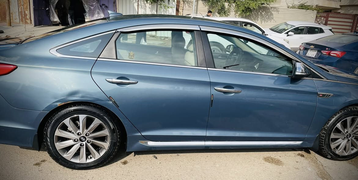 السلام عليكم سوناتا سبورت 2015 للبيع السعر 110وبيه مجال بسمي اللون ازرق جويتي مكينة 2400 GDI مواصفات تحكم ستيرن اربع جهات حساس تاير اربعه دسك كشن كهرباء تدفئه بالكشن لد امامي خلفي منضومة زنون أصلي  شاشة كامرة خلفية مرأة عاكسة للضوء ثلاث انظمة قيادة سبورت عادي ايكو... الخ بدون بصمة بدون فتحة السيارة مسويلهه ادامة كاملة منضومة غاز بانزين عبوة كاملة احتياط بلك اصلي وكالة دهن ايضآ الصدر نضيف
ملاحضة: مضاف اليها منضومة غاز بدون قطرة دوانز 
الضرر خلفي صندوق وجاملغات خلفيه ثنين  للعلم الصندق مبدل نفس اللون أصلي والبنيد مبدل نفس اللون اصلي  بدون طخطه بالبجم  للاستفسار ***********المكان الشعب
