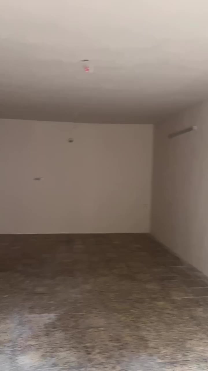 بيت للأيجار طابق ثاني نضيف درجه نضامي ومستور وكذالك بابك نضامي بشارع المحافض خلف مطعم العائلة تواصل على الرقم ***********
