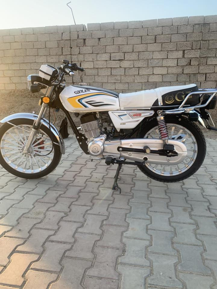 السلام عليكم دراجة لبيع سونك سيفان موديل 2025 مكينة 200cc ضاغطة وزنجيل دراجة مكفولة مابيها اي نقص تجي تفصح بعينك وتشوف دراجة بعدها جديدة شراي اتصل وتدلل مكاني الدجيل حي الجمعية السعر خاص هأ ***********
