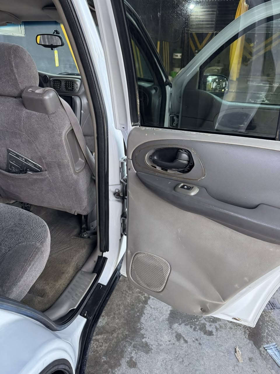 بلايزر موديل 2004 مال مزاد وزارة الداخليه مرقمه انبار السياره محرك قبق اسود گير ومكينه نضيفه والسياره مصبوغه داخل وخارج الجماليه مابيه اي حادث حداديه صدر وتخم تاير وتبريد شغال السياره جاهزه مابيه اي نقص السعر 78 $ ورقه الشراي خلي يتصل ‭0776 689 2229‬
