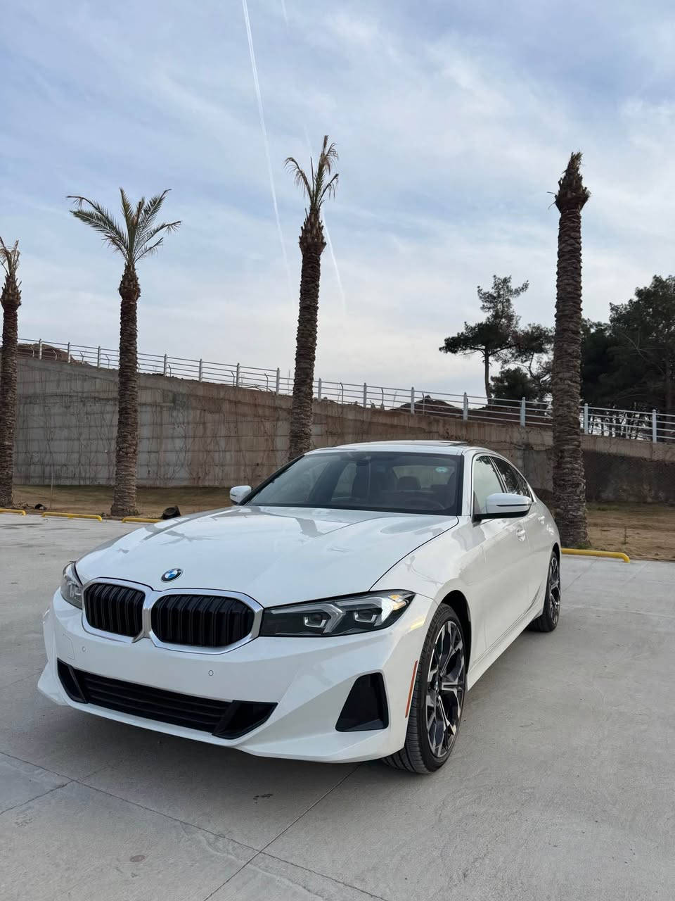 للبيع 
Bmw 330i 2025 

مواصفات السياره 

كشنات جلد، كهريائي، هيتر 
تشغيل عن بعد
٤ ابواب بصمه (دخول ذكي)تتقرب من السياره تفتح تبتعد تقفل السياره 
ليد داخلي متغير الوان (اكثر من ١٣ لون)
الشاشه تدعم الapple CarPlay ول android auto
حساسات ٣٦٠ درجه 
كاميره خلفيه 
الصندوق تفتح علي حركة الرجل 
 ستيرين هيتر 
كلوبات خارجيه كلهه ليد (الكلوبات كلهه بلاديه)
كشن خزن 
ويل قياس ١٩ اينش alloy wheel
تحذير الخروج من المسار
تنبه من التصادم الامامي
نقط عمياء 
مرايه شفط

بل نسبه ل صبغ السياره ف السياره مبيهه صبغ 
فقط عدنه ٢ قطع امبدل بلادي نفس اللون
السياره بدون دواخل بدون ايرباك 

للاستفسار 
*********** دهوك, العراق
