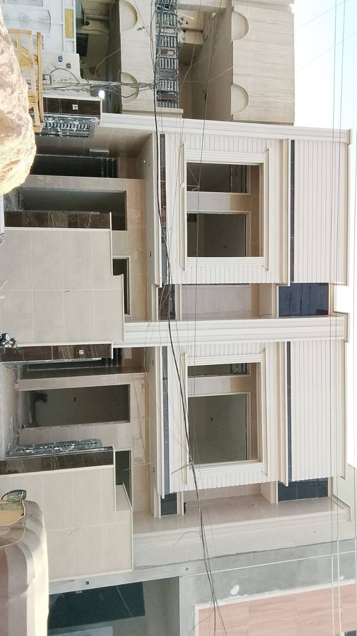 مشملات عدد اثنين متجاوره مساحة المشتمل ١٠٠م واجهه ٥نزال ٢٠م طابقين ثلاث نوم استقبال مطبخ خدمات مدخلين بناء درجه اولى حديث فارع شارع عريض ٢٠م رصيف ه م السعر ٢٨٠مليون الشعب قرب جامع الجهاد 
مكتب الشعب للعقار الشارع المقابل لمطعم حجي عادل ومصور الكنز هاتف ***********
يوجد واتس اب
