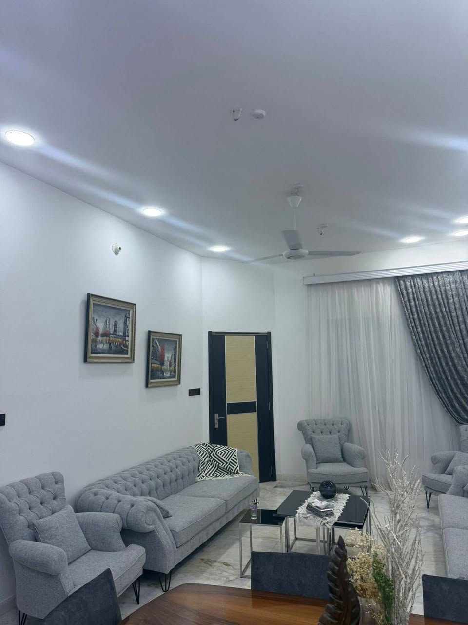 سلام عليكم بيت 200متر للبيع بناء حديث طابق ونص غرفتين وصاله ومطبخ وصحيات واستقبال الطابق الثاني سويت وصاله في حي الجامعه اول شارع خلف معهد النفط على شارع رئيسي مقابل ساحه ومدرسة جديده للاستفسار 
مكتب عقارات السبطين الهندسي 
دور النفط مقابل جامع الامام المهدي عليه السلام 
📞***********
📞***********
