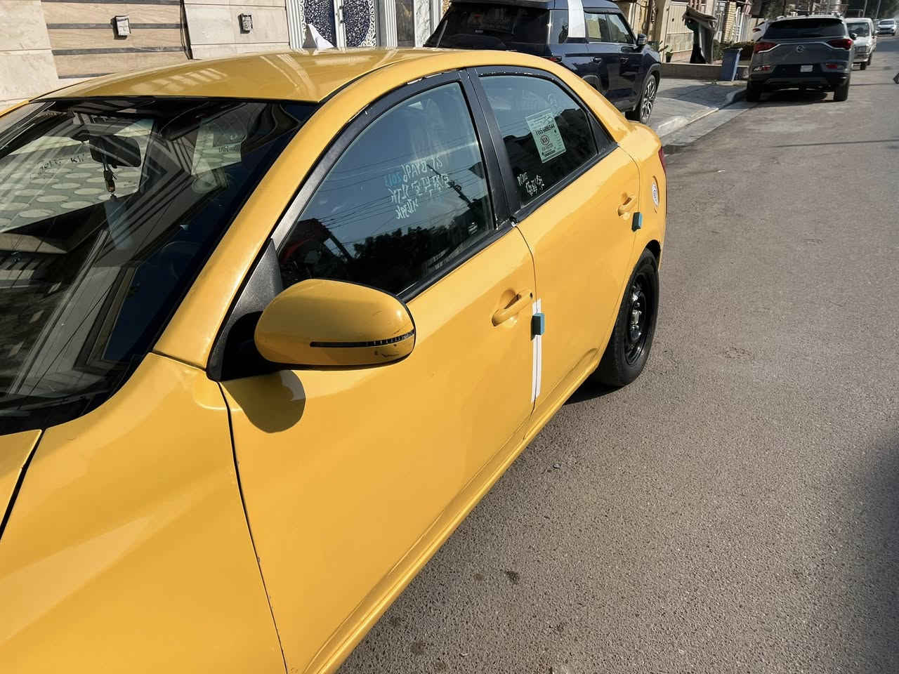 سلام عليكم كيا فورتي 2013 رقم انكليزي بسمي مصفره هئيه وغرامات تحكم ستيرن
 صدر خلفي امامي جديد قبل اسبوع فاتحه صبغه جديده جاهزه السياره متصرف عليهه سعر 83 هـ*********** مكان بغداد الشعب
