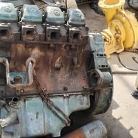 محرك 8 سلندر • بدون سلف • قطع غيار