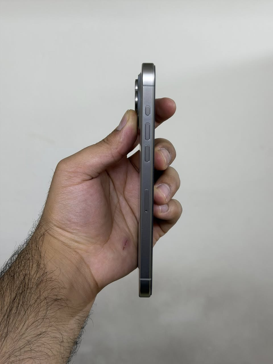 السلام عليكم ايفون 15 بروماكس للبيع  مكفول من كلشي ذاكرة 256gb تيتانيوم شرق اوسط ضمان abm و معلومات البطارية موضحة بالصور 
السعر مليون و 75 قفل
*********** خاص او واتساب
