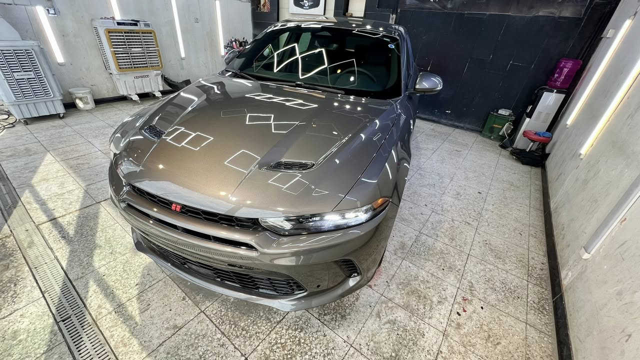 ‏Dodge hornet R/T  هايبرد 
موديل :2024
محرك : 1.3 تيربو بقوة 288 حصان 
‏ (Plug-in Hybrid)
تمشي بالشحن الخارجي ٥٠-٦٠ كيلو 
بدون صبغ بدون بارد بدون ايرباك 
بنيد مبدل لون 
بدون ولا جيك
تبريد وراديترات بلاد 
مواصفات : 
حساسات خلفيه
رادار امامي + خلفي
نقط عمياء
خروج عن المسار 
اوتو هولد
اوتو بارك 
كشنات كهرباء تدفئة
شحن لاسلكي ( wireless )
شحن USB + type C
ويل حجم 18 
كشنات جلد 
شاشة حجم كبير + ابل كاربلي
تبريد قطعتين بيانو
سبورت مود يتغير برمجة وصوت السياره
تشغيل عن بعد 
دخول ذكي للأبواب 
بصمات عدد ٢ 
مرآة شفط 
جنطة كهرباء
بريكات بريمبو رياضي
شفتات ستيرن
خزن ميموري كشنات
شاشه ملاحة / وغيرها من المواصفات

السعر المطلوب :- 18500$ (185) ورقة وبيها مجال 

# للأستفسار 
اتصال //واتساب 
 ***********
