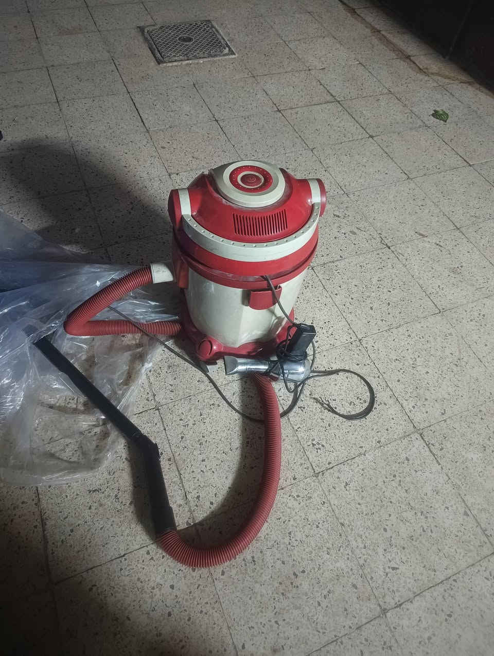 كاونتر ثلاث قطع كرانيت السعر 180- مكنسه كهربائيه السعر 30- عجانه نضيفه السعر 25- باب المنيوم السعر 60-الشراي يتصل ***********-‏‪0750 791 3697‬‏ وادي حجر
