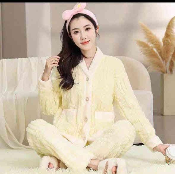 ❤️جديد. افخم واجمل موديلات الشتائي
تراك نسائي
الخامة فرو ثقيل ناعم درجه اولي
القياسات. L xl. xxl

السعر 10 الف بس 💰

الطلب خاص او واتساب ***********📞
مجمع ϻ𝐊 منزلية ،عطور ،حقائب ،أحذية
