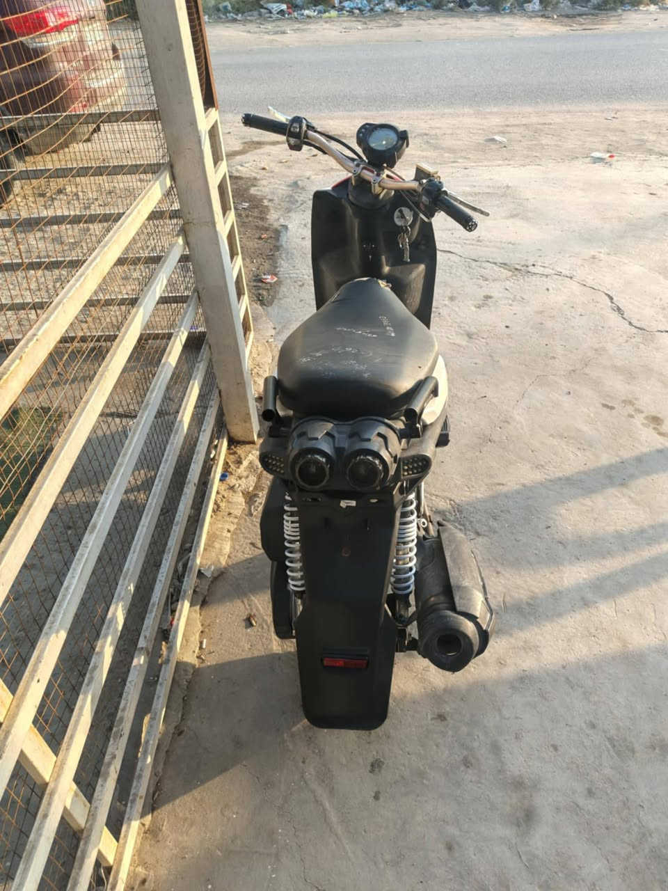 السلام عليكم للبيع سكنكس جبلي موديل ١٤ كامله من كلشي مابيها نقص برغي شلعه معدل خير من الله  بيها تزويد  خارجي بلادي اجه من الرمبه صدر امامي يدات دبلات سبايدر خلفي بك لايت تزويد  اي  قطعه تجاري ماكو على فحص
السعر ٩٥٠ وبيها مجال 
مكاني حله حي الجزائر
***********
