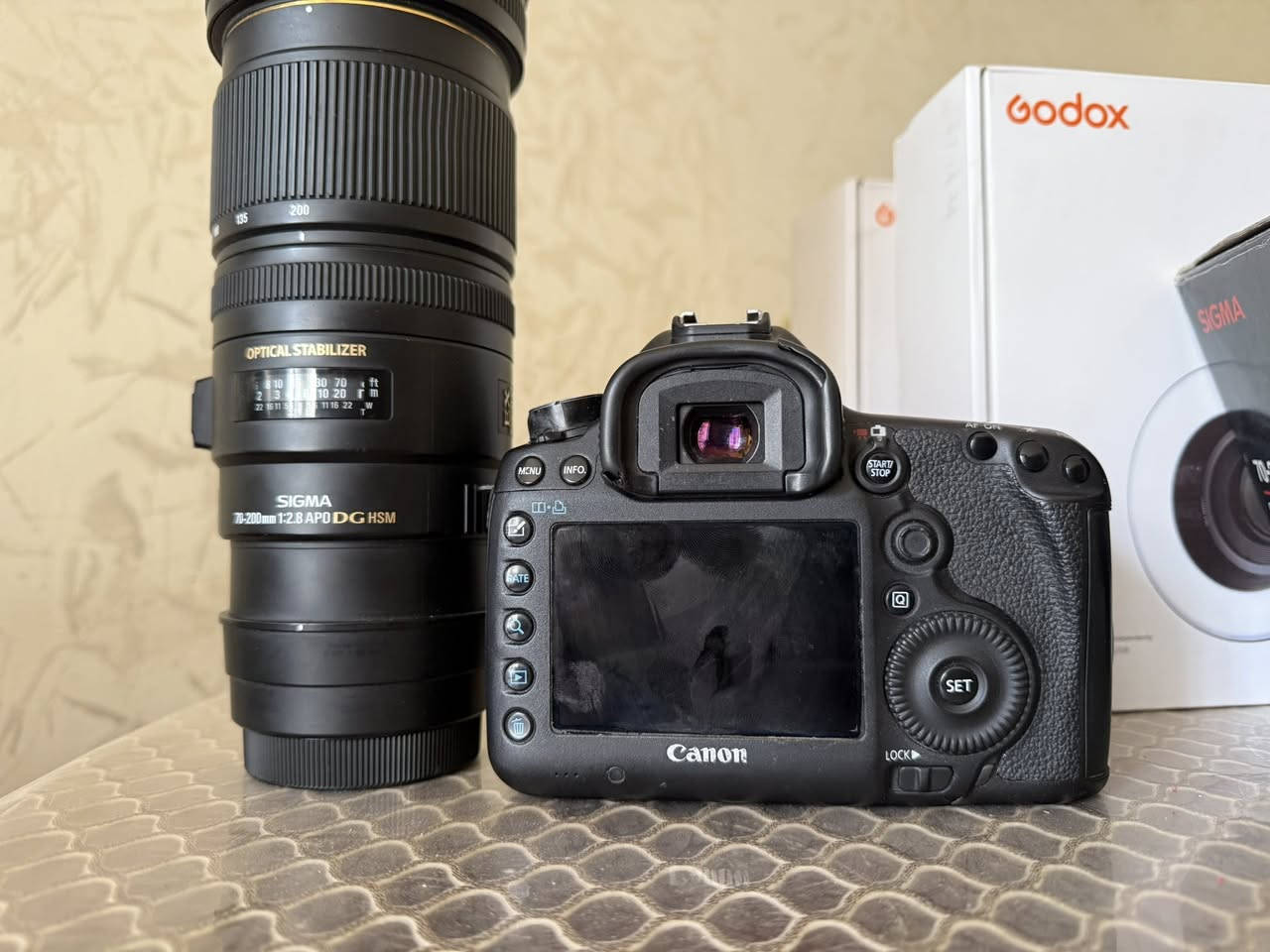 عرض خرافي 😍
كانون 5d iii فول فريم 
نظيف 
زوم رياضي جداً نظيف 70-200 اصدار ثاني دبل استبلايزر 
السعر :- مليون و٢٠٠ الف 
🛑يحي وياه هديه حقيبة ظهر مقسمه كبيره ورام ٣٢ اصلي
للاستفسار 
***********
*********** 
العنوان :- بابل - الهاشميه 
🛑توصيل متوفر الى جميع المحافظات
