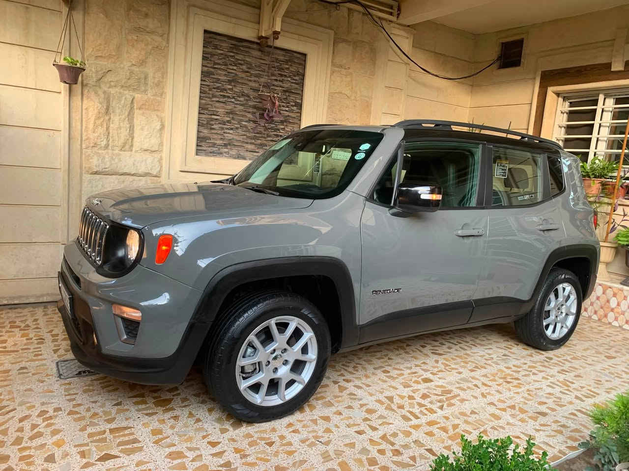 جيب Jeepرينجد لون مميز اسمنتي سقف  اسود (tow collar ) موديل 2021 رقم دهوك 
مواصفات 1/1 عدا الفتحة…
1.رادار امامي. 
2.رادار تحديد مسار.
3.تحكمات اربع جهات.
4.نقاط عمياء.
5.شاشه كبيرة.
6. كامرة دوارة.
7.تشغيل عن بعد.
8.بصمه ابواب.
9.تشغيل بصمه.
10.اربع وضعيات للقيادة.
11.  ماوس 4×4 دفع رباعي ثلاث وضعيات رمل /ثلج/طين.
12.التحكم في المنحدرات.
13. اشاير بالمري.
تدفئة تبريدثلج.
ويل كب بلادي .
كشنات جلد حار بارد.
ستيرن تدفئة.
محرك 1300.تيربو 4 سلندر.
كير طيارة 9 نمر. 
ماشية 28 الف فقط..
حادثها جاملغ وبوند صبغ. السيارة جديدة بدون ملاحظات بدون بارد..السعر النهائي120 ..مكان السيارة بالموصل للاستفسار ***********
