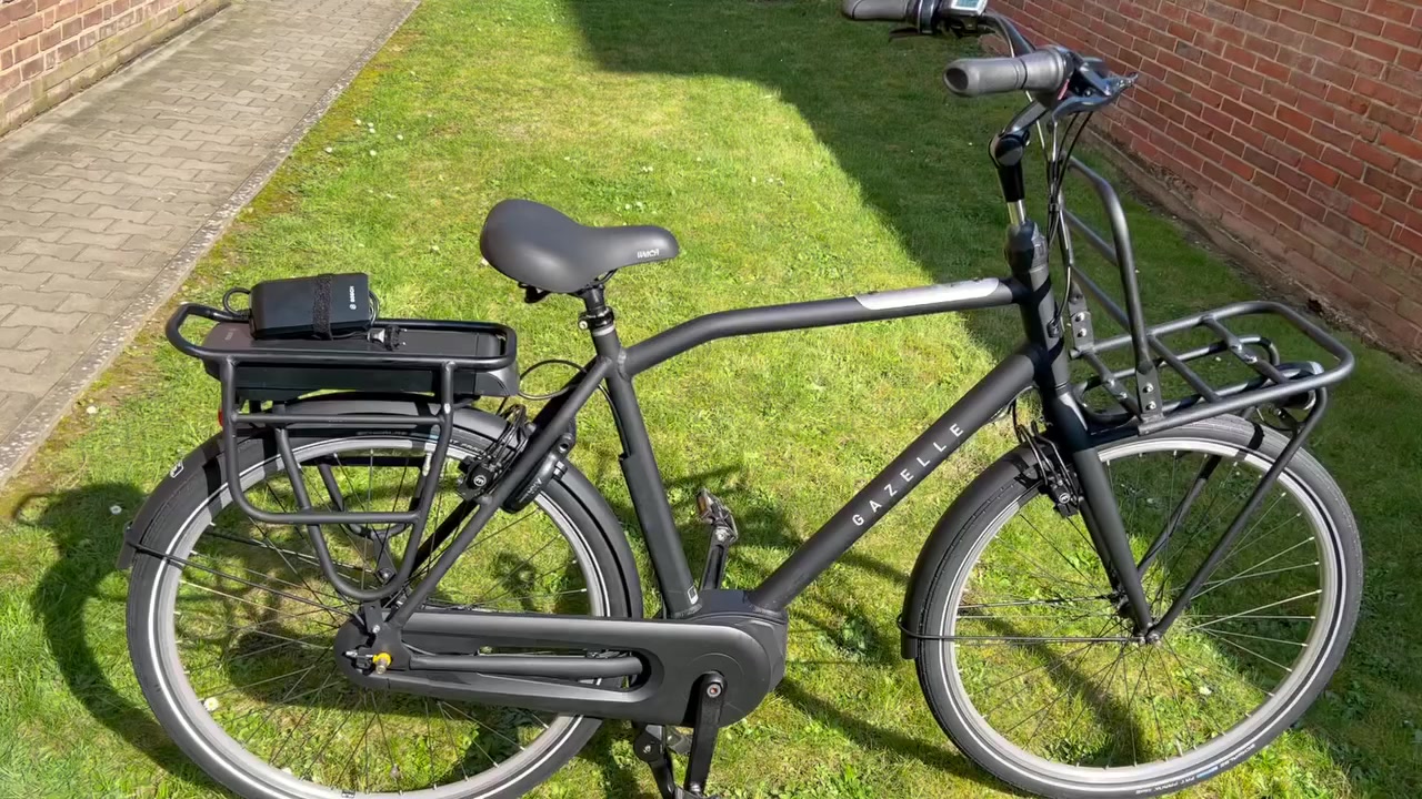 🔥 هاي مو دراجة عادية… هاي صاروخ ألماني يمشي على الأرض 🚀
دراجة من شركة Gazelle الهولندية الأصلية، يعني فخامة + قوة + راحة بنفس الوقت.

هاي الدراجة إذا تطلع بيها، تحس نفسك راكب مرسيدس مو بس دراجة 😎

💥 المواصفات النارية:
 • محرك Bosch Active Line — نعومة وقوة بدون تعب
 • السرعة القصوى 25 كم/س ⚡
 • بطارية قوية تعيش وياك مشاوير طويلة بدون قلق 🔋
 • شاشة Bosch تبين السرعة وكلشي واضح
 • قير Shimano Nexus 7 سرعات — تبديل ناعم مثل الزبدة
 • فرامل Magura — أمان عالي وثبات قوي
 • قفل Axa أصلي مع مفاتيح 🔐
 • حامل أمامي + خلفي — تشيل عليها أغراضك براحتك
 • إضاءة LED أمامي وخلفي — تشتغل ليل نهار بدون مشاكل 💡
 • مساعد (سوستة أمامية) ويا Lock — راحة بالطريق حتى لو الشارع مو زين

🔥 المقاس والقوة:
 • حجم الفريم: XXL
 • مناسب للشباب طولهم فوق 180 سم 📏
 • يتحمل وزن لحد 130 كيلو بدون أي مشكلة 💪

🔥 الحالة:
 • وزن الدراجة تقريباً 26 كيلو فقط
 • الدراجة نظيفة جداً، لون مطفي يخبل 🔥
 • مسوين لها سيرفس جديد بالكامل وجاهزة تمشي فوراً بدون أي صرف

🔥 الدراجة تمشي بثبات وراحة، مناسبة للدوام، للمشاوير، وحتى للسفر داخل المدينة


**إذا كنت صاحب هذا الإعلان وتريد حذفه لأي سبب، رجاءا أرسل رسالة إلى الدعم الفني**