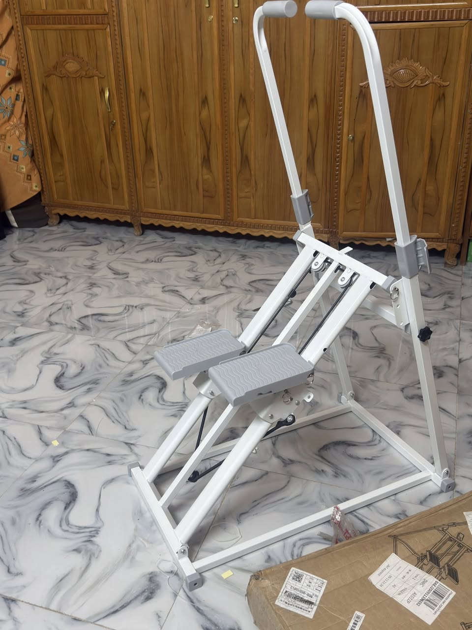 جهاز جري قطعه رياضيه مصمم لتمارين كامل الجسم يعمل على حرق الدهون وتقويه عضلات الارجل والذراعين وتصميمه قابل للطي بسهوله ومقابض يدويه قابله لتعديل حسب الطول سعره ٤٠ الف تواصل خاص او واتساب ***********
