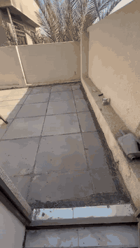 السلام عليكم ورحمته الله وبركاته دار لبيع مساحه ١٠٠ متر طايق ونصف يتكون من غرفتين نوم وصحيات عدد ٢ وستقبال ومطبخ ومطبخ حار بارد بناء حديث  جنس العقار طابو زراعي سند ٢٥ موقع الدار بوب الشام  قرب القواس قرب الشارع العام اسوار بغداد للستفسار ***********
