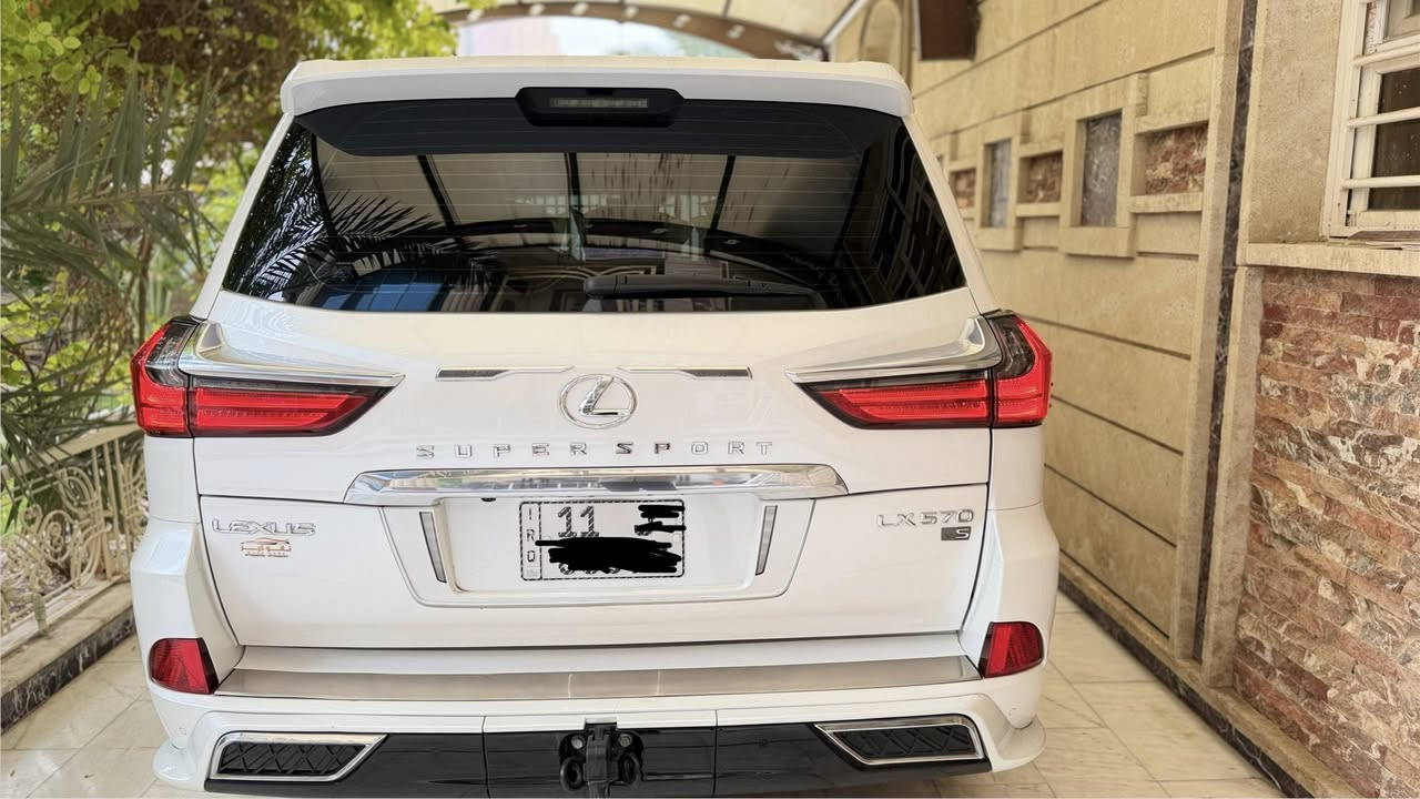 للبيع – Lexus LX 570
موديل 2021 / سوبر سبورت
رقم بغداد 

أعرض للبيع مركبة لكزز Lexus LX 570 سوبر سبورت – أعلى فئة،
والسيارة تحت إشرافي المباشر منذ دخولها، مع استخدام منتظم 

📌 الحالة العامة
• السيارة بحالة ممتازة واستثنائية
• جديدة ونظيفة جدًا
• خالية من الصبغ والضرر نهائيًا
• المسافة المقطوعة 59,000 km حقيقي ومضمون
• الفحص متاح لدى أي جهة يعتمدها المشتري

📌 الفئة والمواصفات
• فئة سوبر سبورت – فول مواصفات
• محرك V8 – دفع رباعي 
• داخل جلد مشمشي فاخر بحالة ممتازة
• أبواب شفط
• تبريد وتسخين مقاعد
• كاميرات محيطية + حساسات
• بصمات كاملة + كارت 
• أنظمة أمان ومعلومات متكاملة

📌 التجهيزات والحماية
• PPF حماية كاملة للهيكل الخارجي مع ضمان سار
10 سنوات 
• حماية نانو للداخل بالكامل تشمل:
– معالجة نانو للجلد الداخلي بالكامل
– معالجة نانو للبلاستك الداخلي
– حماية نانو للصاج الداخلية
– تغليف وحماية شاشات المقصورة
• ملحقات وأغراض السيارة مكتملة 100% (بصمات، كارت، أدوات)

📌 الضمانة والإثبات
أتحمل مسؤولية حالة السيارة وممشىها الحقيقي
والفحص شرط من الصدام للصدام دون أي تحفظ

📍 الموقع: الناصرية – مركز المدينة
🚘 الملكية: رقم بغداد – باسمي شخصيًا 
الاستفسار اكثر.  ***********
السعر. ( 87,500$ ).
